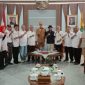 Wali Kota Sukabumi, Ayep Zaki, menerima kunjungan tokoh masyarakat Dapil 4 yang menyampaikan aspirasi terkait rencana penggabungan sembilan kecamatan ke wilayah administrasi Kota Sukabumi, di Balai Kota, pada Senin (19/5). Foto: Istimewa.