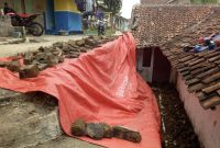 Kondisi TPT ambruk di Kecamatan Gunungpuyuh, Kota Sukabumi, ditutupi terpal, pada Jumat (9/5/2025). Foto: Istimewa.