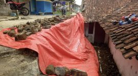 Kondisi TPT ambruk di Kecamatan Gunungpuyuh, Kota Sukabumi, ditutupi terpal, pada Jumat (9/5/2025). Foto: Istimewa.