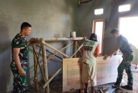 Anggota Kodim 0607/Kota Sukabumi turut membantu pembangunan rumah warga, di Kampung Nagrak RT 02/08, Desa Cisarua, Kecamatan Sukaraja, Kabupaten Sukabumi. Foto:  Pendim 0607.