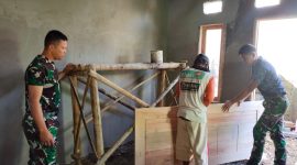 Anggota Kodim 0607/Kota Sukabumi turut membantu pembangunan rumah warga, di Kampung Nagrak RT 02/08, Desa Cisarua, Kecamatan Sukaraja, Kabupaten Sukabumi. Foto:  Pendim 0607.