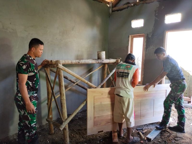 Anggota Kodim 0607/Kota Sukabumi turut membantu pembangunan rumah warga, di Kampung Nagrak RT 02/08, Desa Cisarua, Kecamatan Sukaraja, Kabupaten Sukabumi. Foto:  Pendim 0607.