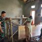 Anggota Kodim 0607/Kota Sukabumi turut membantu pembangunan rumah warga, di Kampung Nagrak RT 02/08, Desa Cisarua, Kecamatan Sukaraja, Kabupaten Sukabumi. Foto:  Pendim 0607.