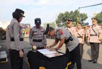 Upacara sertijab Kapolsek Cikole dan Kasat Intelkam di halaman Mapolres Sukabumi Kota, pada Senin (5/5/2025). Foto: Humas Polres Sukabumi Kota.