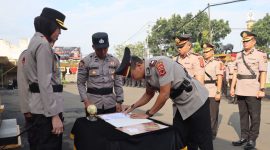 Upacara sertijab Kapolsek Cikole dan Kasat Intelkam di halaman Mapolres Sukabumi Kota, pada Senin (5/5/2025). Foto: Humas Polres Sukabumi Kota.