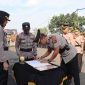 Upacara sertijab Kapolsek Cikole dan Kasat Intelkam di halaman Mapolres Sukabumi Kota, pada Senin (5/5/2025). Foto: Humas Polres Sukabumi Kota.