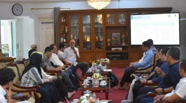 Wali Kota Sukabumi, Ayep Zaki, saat memberikan sambutan dalam pertemuan bersama jajaran PDAM TBW di rumah dinas wali kota, pada Minggu (8/6). Foto: Humas Pemkot Sukabumi.