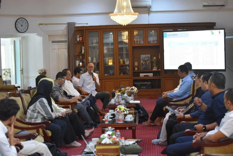 Wali Kota Sukabumi, Ayep Zaki, saat memberikan sambutan dalam pertemuan bersama jajaran PDAM TBW di rumah dinas wali kota, pada Minggu (8/6). Foto: Humas Pemkot Sukabumi.