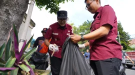 Wakil Wali Kota Sukabumi, Bobby Maulana, saat melakukan aksi pungut sampah massal dengan melibatkan lebih dari 200 peserta dari berbagai unsur, pada Selasa (10/6). Foto: Humas Pemkot Sukabumi.