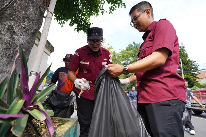 Wakil Wali Kota Sukabumi, Bobby Maulana, saat melakukan aksi pungut sampah massal dengan melibatkan lebih dari 200 peserta dari berbagai unsur, pada Selasa (10/6). Foto: Humas Pemkot Sukabumi.