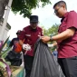 Wakil Wali Kota Sukabumi, Bobby Maulana, saat melakukan aksi pungut sampah massal dengan melibatkan lebih dari 200 peserta dari berbagai unsur, pada Selasa (10/6). Foto: Humas Pemkot Sukabumi.