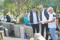 Wali Kota Sukabumi Ayep Zaki, bersama Wakil Wali Kota Bobby Maulana, melakukan peninjauan langsung terhadap sejumlah titik infrastruktur di wilayah Kota Sukabumi, pada Sabtu (29/6) lalu. Foto: Humas Pemkot Sukabumi.