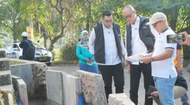 Wali Kota Sukabumi Ayep Zaki, bersama Wakil Wali Kota Bobby Maulana, melakukan peninjauan langsung terhadap sejumlah titik infrastruktur di wilayah Kota Sukabumi, pada Sabtu (29/6) lalu. Foto: Humas Pemkot Sukabumi.