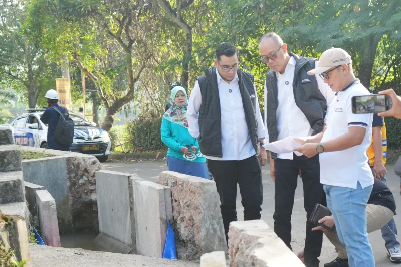Wali Kota Sukabumi Ayep Zaki, bersama Wakil Wali Kota Bobby Maulana, melakukan peninjauan langsung terhadap sejumlah titik infrastruktur di wilayah Kota Sukabumi, pada Sabtu (29/6) lalu. Foto: Humas Pemkot Sukabumi.