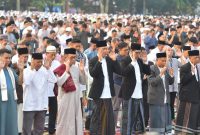 Wali Kota Sukabumi Ayep Zaki, didampingi Wakil Wali Kota Bobby Maulana, saat mengikuti Salat Iduladha 1446 Hijriah yang digelar di Lapang Merdeka, pada Jumat (6/6). Foto: Humas Pemkot Sukabumi.