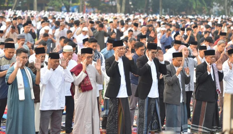 Wali Kota Sukabumi Ayep Zaki, didampingi Wakil Wali Kota Bobby Maulana, saat mengikuti Salat Iduladha 1446 Hijriah yang digelar di Lapang Merdeka, pada Jumat (6/6). Foto: Humas Pemkot Sukabumi.