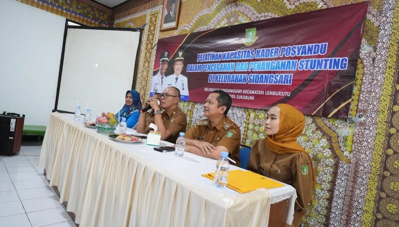 Wali Kota Sukabumi, Ayep Zaki, saat memberikan sambutan dalam pelatihan kapasitas kader posyandu dalam pencegahan dan penanganan stunting di Aula Kelurahan Sindangsari, Lembursitu, pada Senin (23/6). Foto: Humas Pemkot Sukabumi.