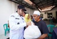 Wakil Wali Kota Sukabumi, Bobby Maulana, saat menyalurkan sembako bagi warga di wilayah Kecamatan Cibeureum, pada Rabu (4/6). Foto: Humas Pemkot Sukabumi.