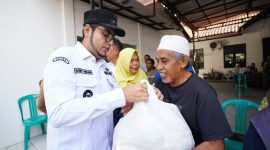 Wakil Wali Kota Sukabumi, Bobby Maulana, saat menyalurkan sembako bagi warga di wilayah Kecamatan Cibeureum, pada Rabu (4/6). Foto: Humas Pemkot Sukabumi.