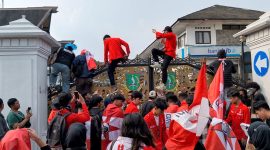 Massa aksi saat mencoba merangsak masuk ke halaman Balai Kota Sukabumi, pada Rabu (4/6). Foto: Nuria Ariawan.