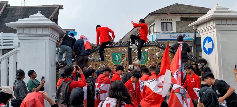 Massa aksi saat mencoba merangsak masuk ke halaman Balai Kota Sukabumi, pada Rabu (4/6). Foto: Nuria Ariawan.