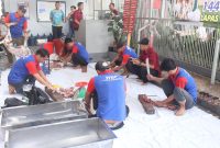 Sejumlah petugas Lapas Kelas IIB Sukabumi libatkan warga binaan saat menggelar pemotongan hewan kurban dalam rangka memperingati Hari Raya Iduladha 1446 Hijriah, pada Sabtu (7/6). Foto: Humas Lapas Sukabumi.