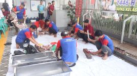 Sejumlah petugas Lapas Kelas IIB Sukabumi libatkan warga binaan saat menggelar pemotongan hewan kurban dalam rangka memperingati Hari Raya Iduladha 1446 Hijriah, pada Sabtu (7/6). Foto: Humas Lapas Sukabumi.