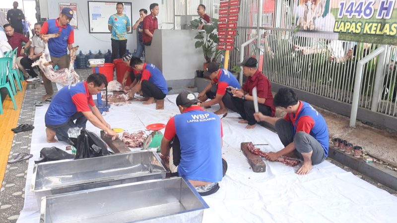 Sejumlah petugas Lapas Kelas IIB Sukabumi libatkan warga binaan saat menggelar pemotongan hewan kurban dalam rangka memperingati Hari Raya Iduladha 1446 Hijriah, pada Sabtu (7/6). Foto: Humas Lapas Sukabumi.