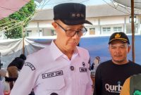 Wali Kota Sukabumi Ayep Zaki, bersama Wakil Wali Kota Bobby Maulana, didampingi Plt Direktur UOBK RSUD R Syamsudin SH, Yanyan Rusyandi, saat diwawancarai awak media, pada Sabtu (7/6). Foto: Nuria Ariawan.