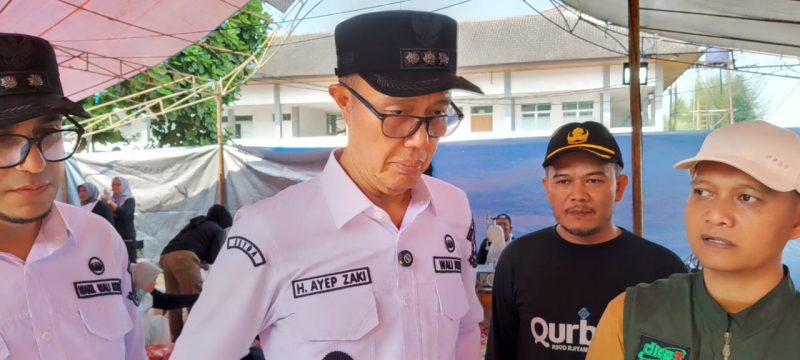 Wali Kota Sukabumi Ayep Zaki, bersama Wakil Wali Kota Bobby Maulana, didampingi Plt Direktur UOBK RSUD R Syamsudin SH, Yanyan Rusyandi, saat diwawancarai awak media, pada Sabtu (7/6). Foto: Nuria Ariawan.