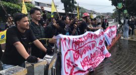 PC PMII Kota Sukabumi menggelar aksi unjuk rasa di depan Balai Kota Sukabumi, pada Rabu (11/6). Foto: Nuria Ariawan.