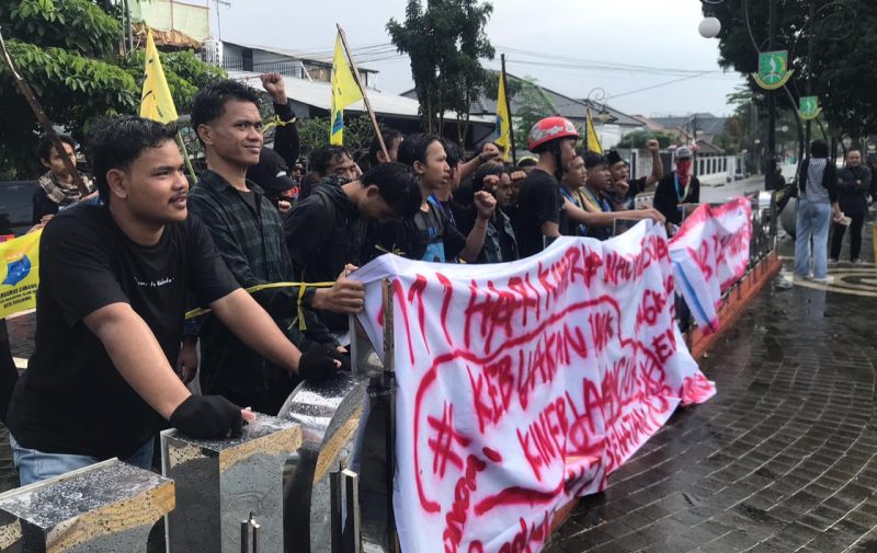 PC PMII Kota Sukabumi menggelar aksi unjuk rasa di depan Balai Kota Sukabumi, pada Rabu (11/6). Foto: Nuria Ariawan.