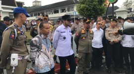 Wakil Wali Kota Sukabumi, Bobby Maulana, menemui mahasiswa saat melaksanakan aksi unjuk rasa di depan Balai Kota, pada Rabu (11/6). Foto: Nuria Ariawan.