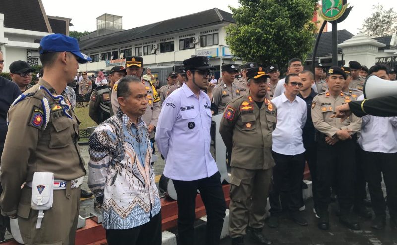 Wakil Wali Kota Sukabumi, Bobby Maulana, menemui mahasiswa saat melaksanakan aksi unjuk rasa di depan Balai Kota, pada Rabu (11/6). Foto: Nuria Ariawan.