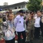 Wakil Wali Kota Sukabumi, Bobby Maulana, menemui mahasiswa saat melaksanakan aksi unjuk rasa di depan Balai Kota, pada Rabu (11/6). Foto: Nuria Ariawan.