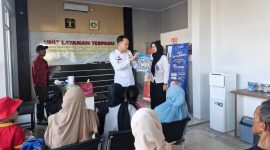 Petugas Lapas Kelas IIB Sukabumi saat mensosialisasikan aplikasi SI PINTAR LABUMI kepada pengunjung. Foto: Humas Lapas Sukabumi.