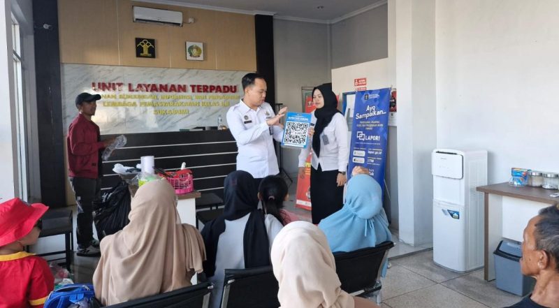 Petugas Lapas Kelas IIB Sukabumi saat mensosialisasikan aplikasi SI PINTAR LABUMI kepada pengunjung. Foto: Humas Lapas Sukabumi.