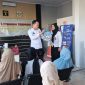 Petugas Lapas Kelas IIB Sukabumi saat mensosialisasikan aplikasi SI PINTAR LABUMI kepada pengunjung. Foto: Humas Lapas Sukabumi.
