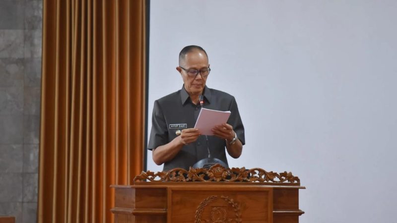 Wali Kota Sukabumi, Ayep Zaki, mengikuti Rapat Paripurna terkait penjelasan Wali Kota Sukabumi terhadap Raperda tentang Pertanggungjawaban Pelaksanaan APBD tahun anggaran 2024 dan RPJMD tahun 2025-2029 di gedung DPRD, pada Selasa (17/6). Foto: Istimewa.