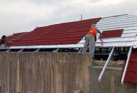 Progres pembangunan atap Kantor Kelurahan Nanggeleng, Kecamatan Citamiang. Foto: Istimewa.