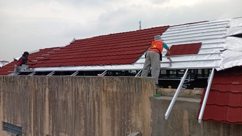 Progres pembangunan atap Kantor Kelurahan Nanggeleng, Kecamatan Citamiang. Foto: Istimewa.