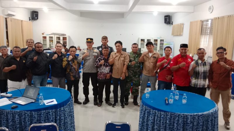 Forum RT/RW Kelurahan Karamat, Kecamatan Gunungpuyuh, Kota Sukabumi usai menggelar audensi dengan pihak SMAN 2, pada Kamis (26/6). Foto: Nuria Ariawan.