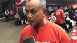 Ketua PMI Kota Sukabumi, H. Suranto Sumowiryo, saat diwawancarai awak media. Foto: Nuria Ariawan.