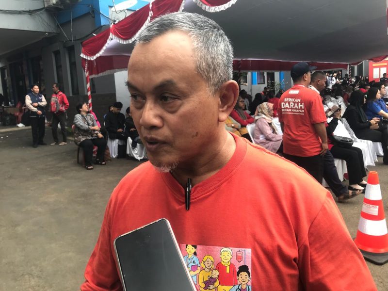 Ketua PMI Kota Sukabumi, H. Suranto Sumowiryo, saat diwawancarai awak media. Foto: Nuria Ariawan.