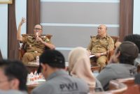 Wali Kota Sukabumi, Ayep Zaki (kiri), menghadiri audensi dengan PWI Kota Ayep yang digelar di ruang utama Balai Kota, pada Senin (30/6). Foto: Istimewa.
