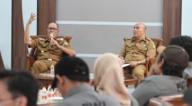 Wali Kota Sukabumi, Ayep Zaki (kiri), menghadiri audensi dengan PWI Kota Ayep yang digelar di ruang utama Balai Kota, pada Senin (30/6). Foto: Istimewa.