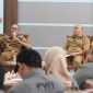Wali Kota Sukabumi, Ayep Zaki (kiri), menghadiri audensi dengan PWI Kota Ayep yang digelar di ruang utama Balai Kota, pada Senin (30/6). Foto: Istimewa.