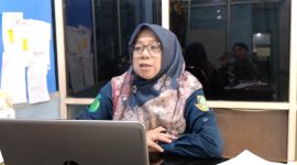 Kabag Hublang PDAM TBW Kota Sukabumi ,Tia Kusumawanti Kosasih, saat diwawancarai. Foto: Nuria Ariawan.