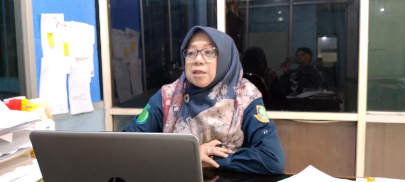 Kabag Hublang PDAM TBW Kota Sukabumi ,Tia Kusumawanti Kosasih, saat diwawancarai. Foto: Nuria Ariawan.