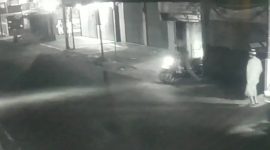 Tangkapan layar saat aksi pencurian kendaraan sepeda motor di Jalan Pelabuhan ll RT 03/18 Kelurahan Dayeuhluhur, Kecamatan Warudoyong, Kota Sukabumi, tepatnya samping Raja Gadai, pada Kamis (5/6) sekira pukul 02.30 WIB. Foto: Istimewa.